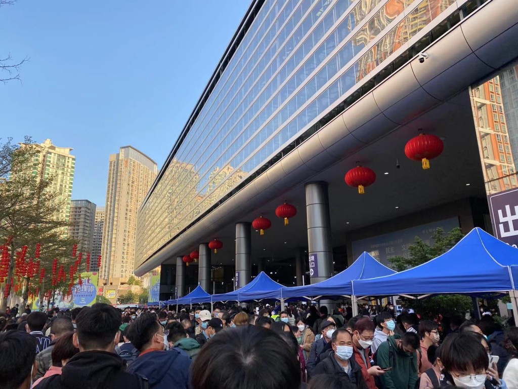 今日深圳福田口岸大楼外的广场约有上千人排队。梁伊琪摄