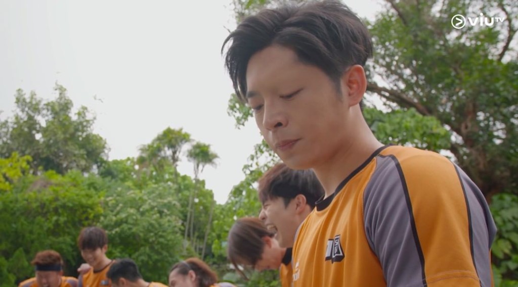 一班「力圖」隊友喺後面恥笑。