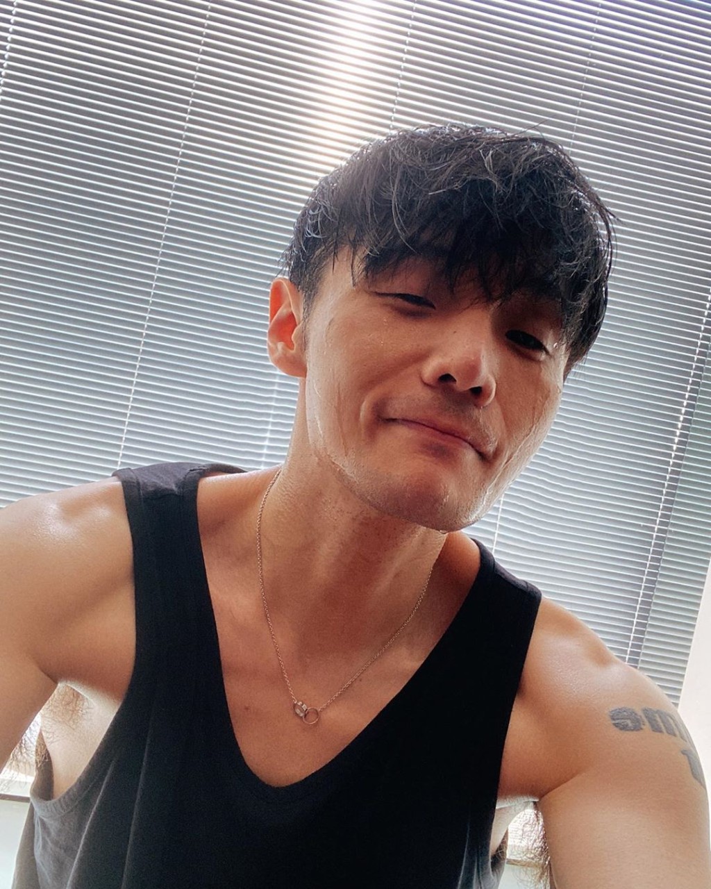 李荣浩满面汗水,应该啱啱做完Gym。