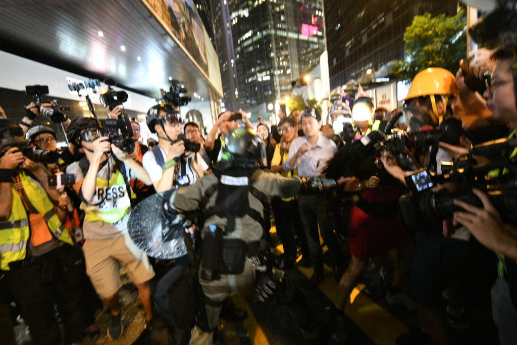 中环示威者与警员爆发激烈肢体冲突。