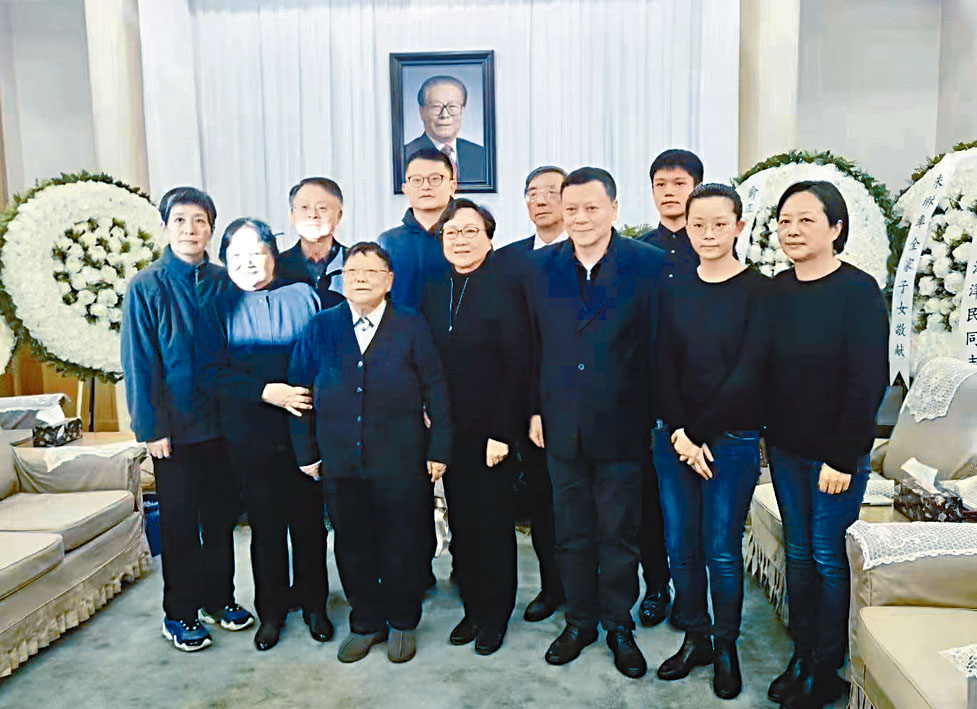 邓家三姐妹慰问江绵恒兄弟。