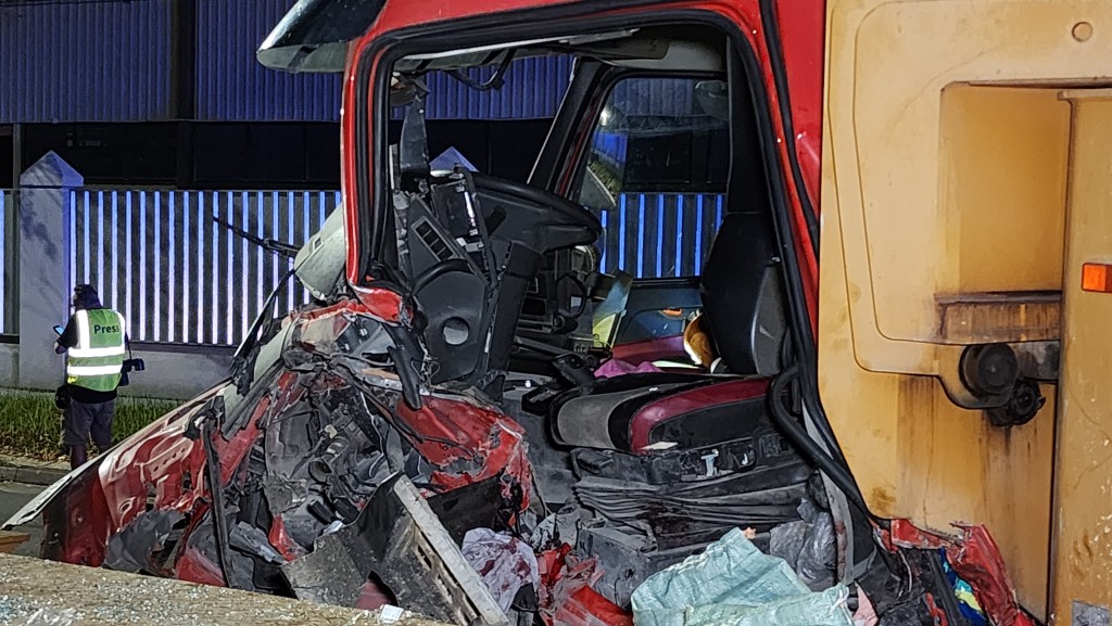 男司機一度被困車內,雙腳被夾。黎志偉攝 男司機一度被困車內,雙腳被夾。黎志偉攝