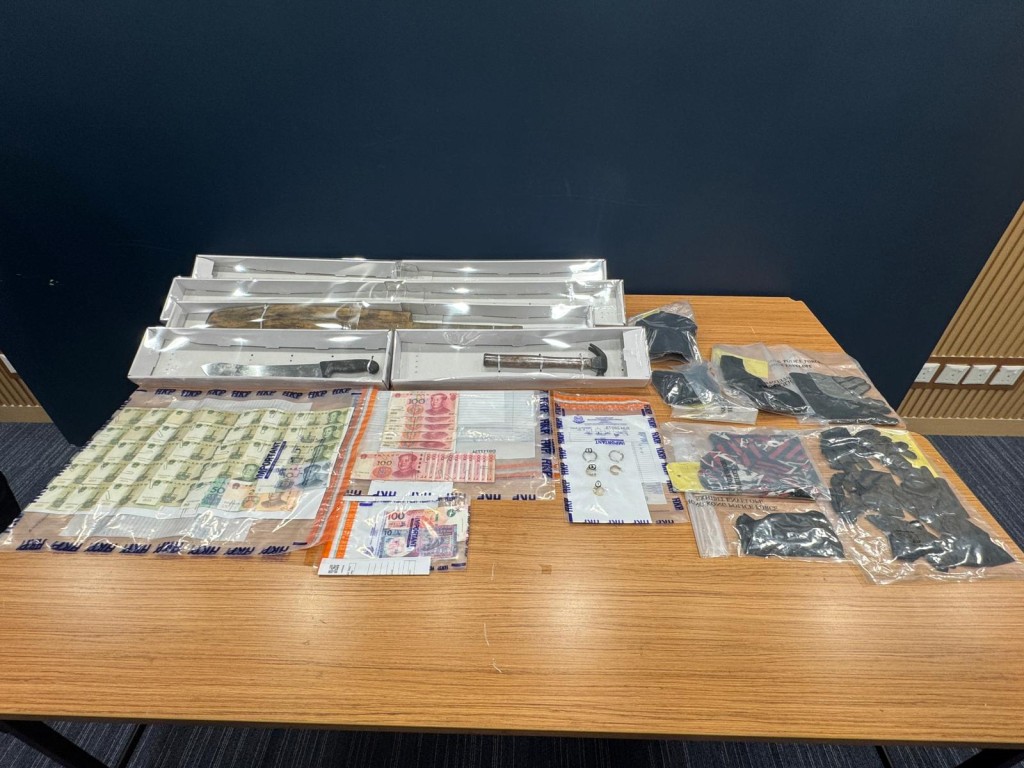 警方展示所得證物。曾志恆攝