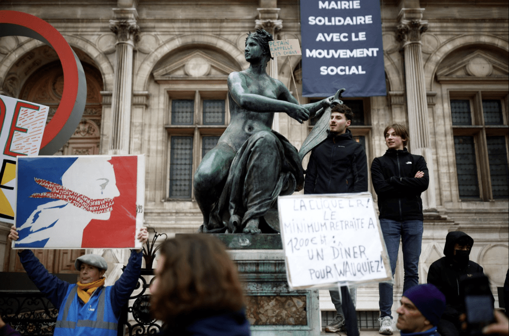 抗议者聚集在巴黎市政厅前。路透社