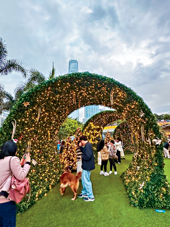 洋溢滿滿祝福的聖誕森林吸引大家打卡。