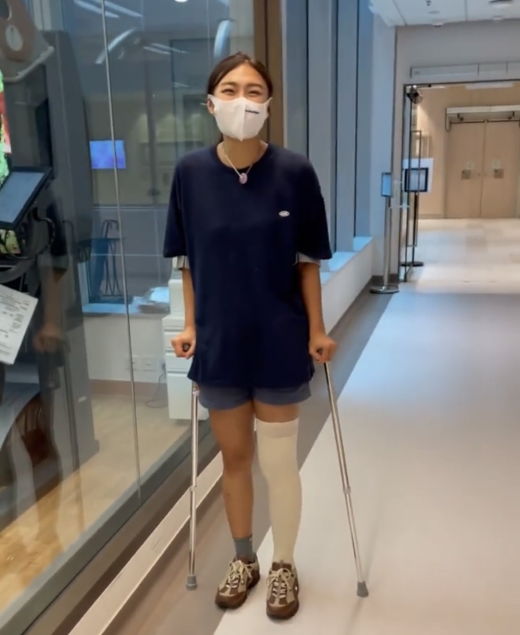 杨文蔚去年七月手术后撑著拐杖步行。