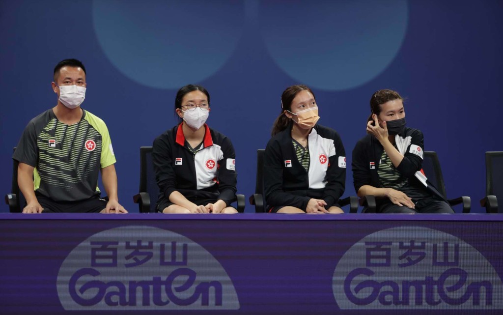 港乒女队教练李静（左一）于场边观察球员表现。世界乒联图片