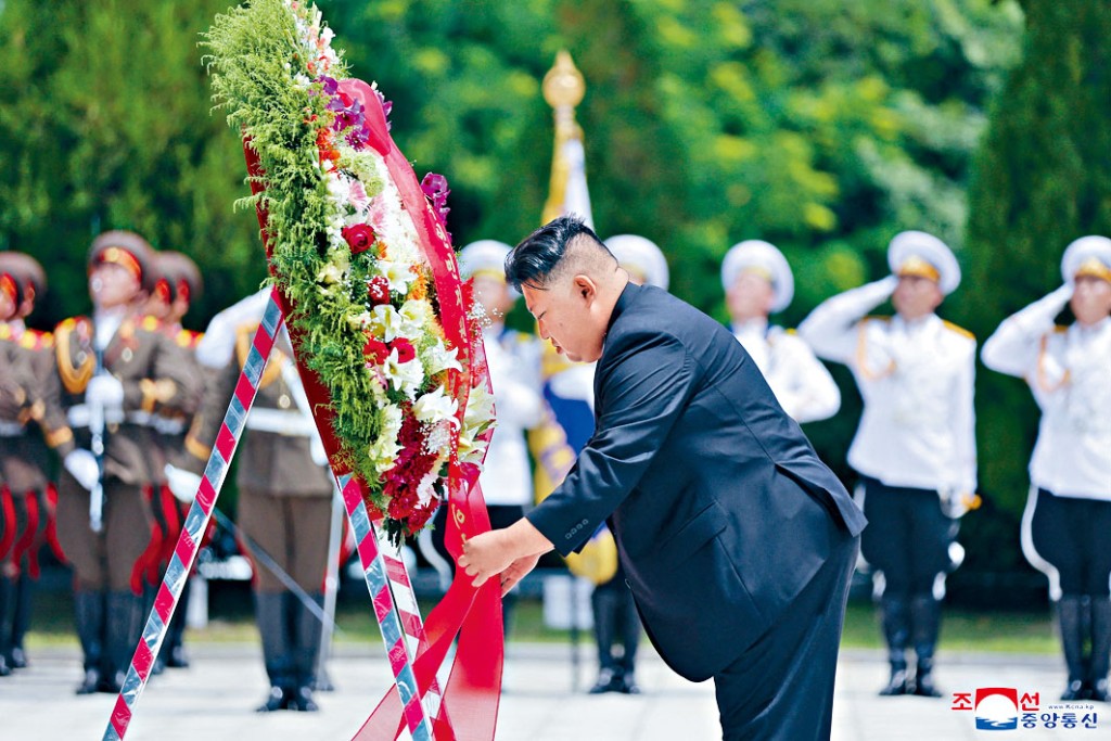 金正恩參謁中國志願軍烈士陵園。