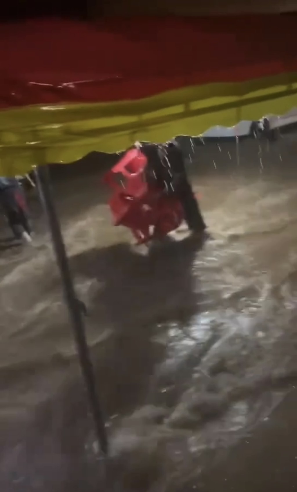 山西婚宴遇暴雨秒變「流水席」。微博@河北報哥 山西婚宴遇暴雨秒變「流水席」。微博@河北報哥