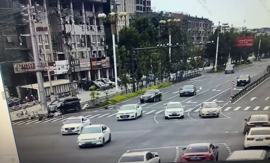 私家車從後輾過「電雞」，致車上2孩童死亡母親雙腳折斷。抖音