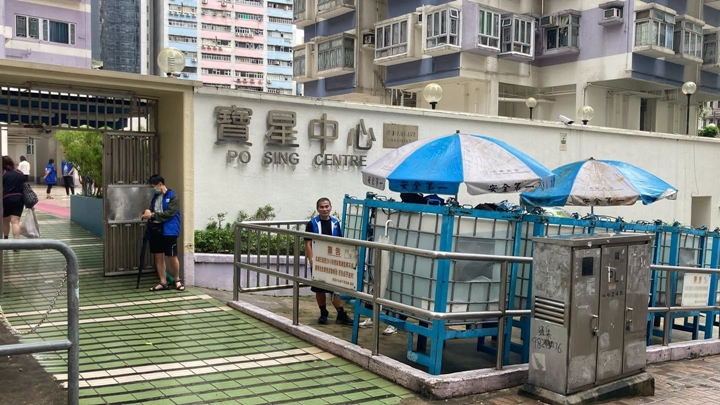 水务署于宝星中心外设置水箱。fb「滴惜仔」图片