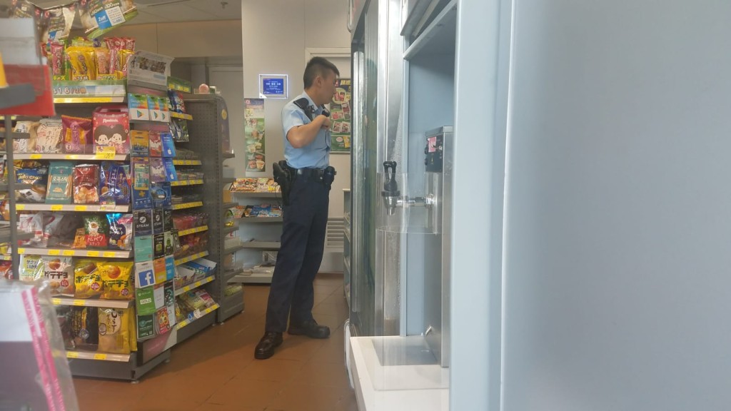 警員在遇劫便利店內調查。  歐陽偉光攝