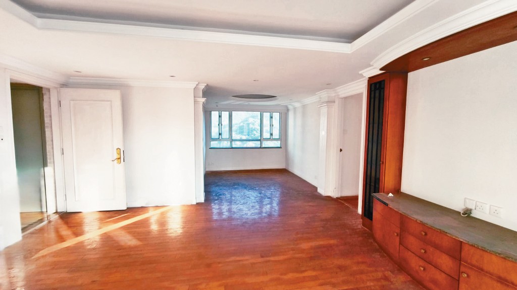 北角賽西湖大廈13座15樓C室，開拍價980萬低市價逾45%。