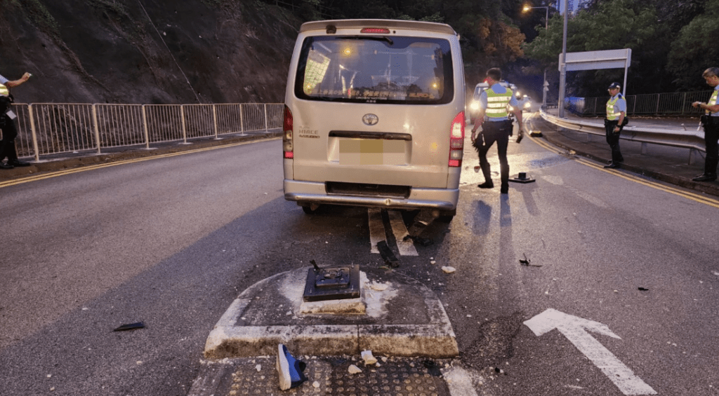 安全島上的指示燈箱則全部被「掃低」，一片狼籍，當中遺下一隻男性波鞋，料屬傷者所有。黎志偉攝