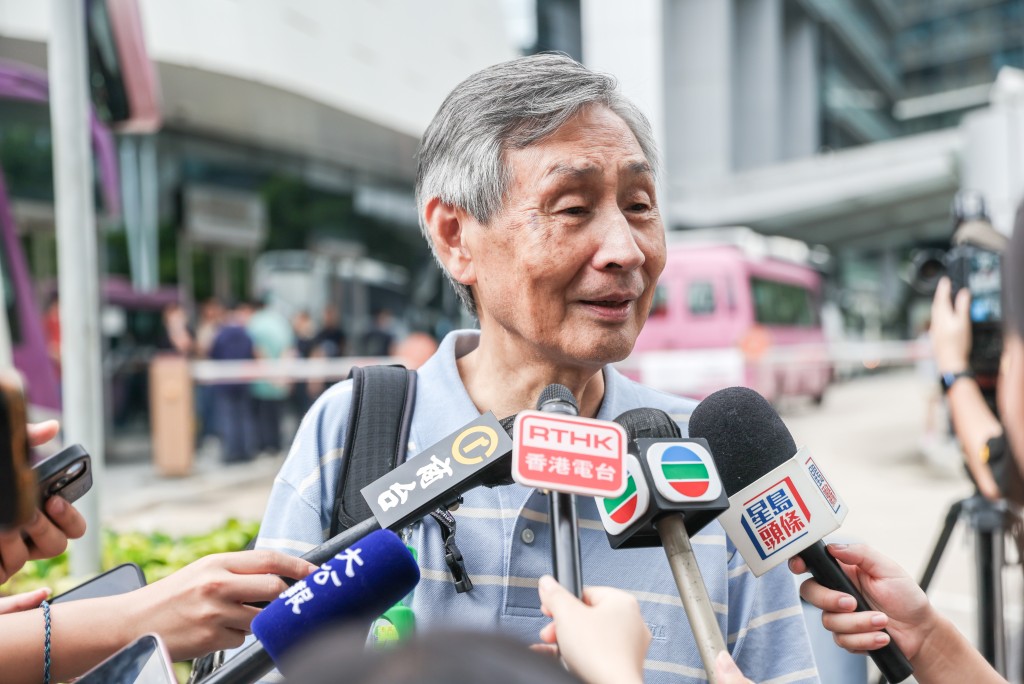 宏志閣居民周先生指大部分業主關心的問題都是政府才能回答,問私人公司有關政府部門的事情沒有意思。 宏志閣居民周先生指大部分業主關心的問題都是政府才能回答,問私人公司有關政府部門的事情沒有意思。