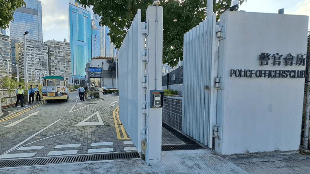 銅鑼灣小巴疑「兜錯路」,駛入警官會所誤撞大閘欄杆。
