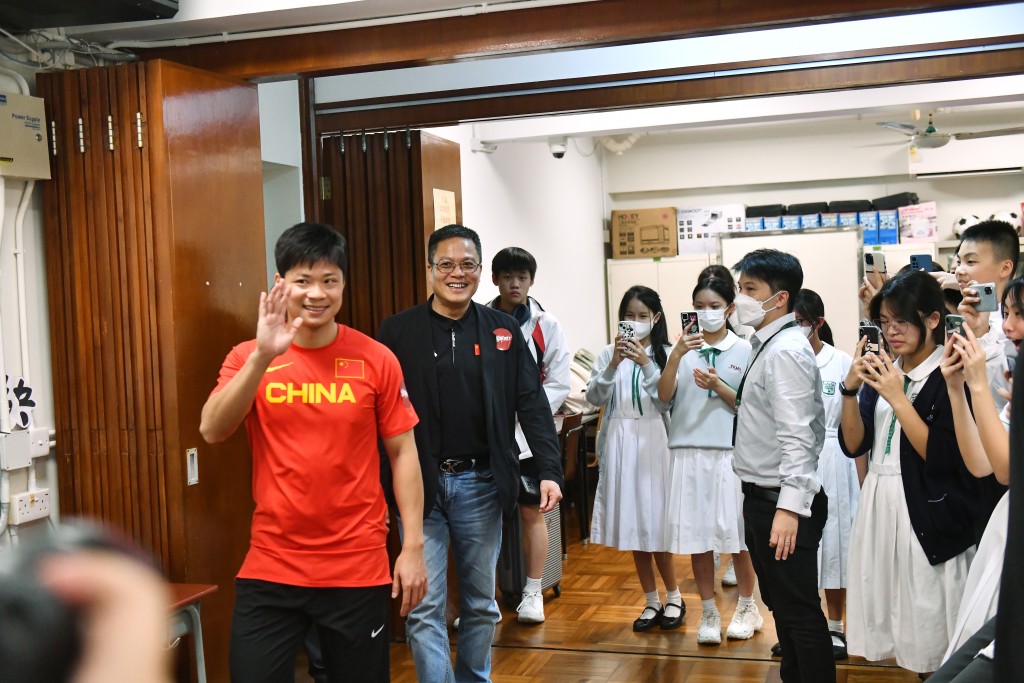 国家队田径运动员苏炳添昨到访培侨中学，甫进场欢呼声与掌声震耳欲聋，大批学生举起手机拍照。
