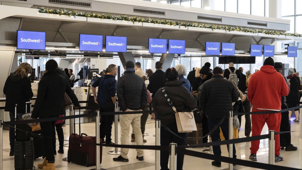  纽约拉瓜迪亚机场的登机人潮。美联社
