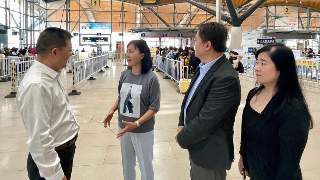 (左二)陳美寶到港珠澳大橋視察跨境口岸交通情況。運物局fb圖片