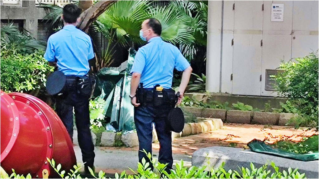 在屯門大興花園,警方以帳篷遮蓋少年的遺體。
