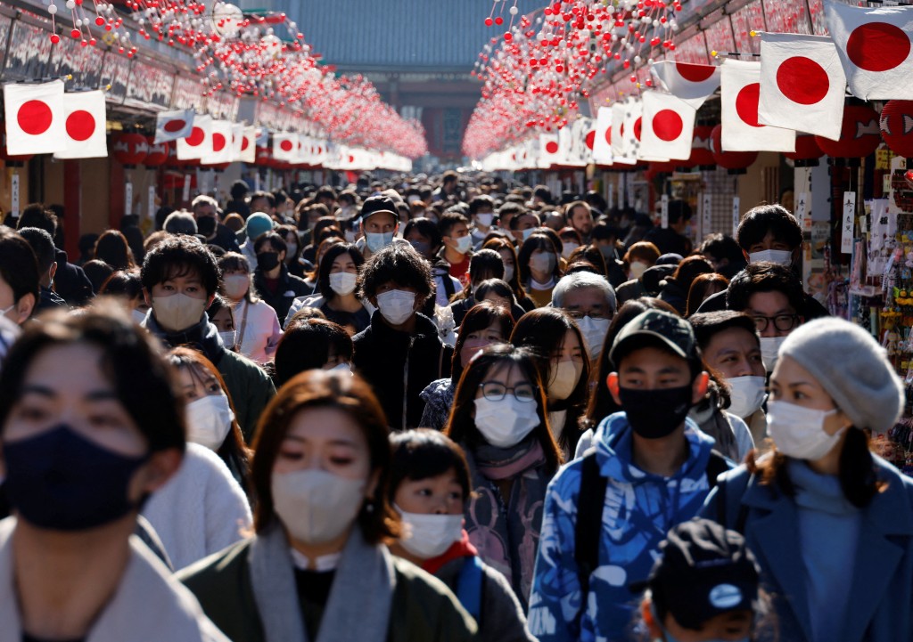 東京宣布正式進入流感季。路透社