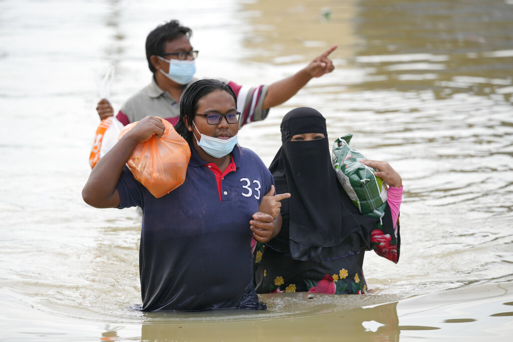馬來西亞暴雨成災。 （美聯社）
