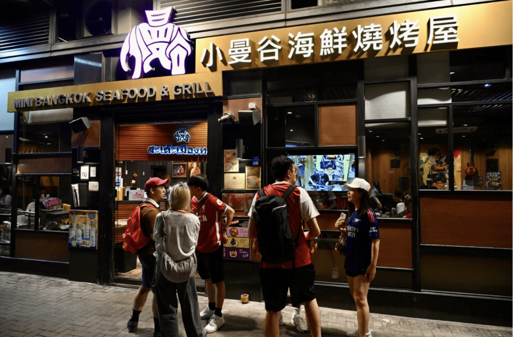 羅淑佩與體育專員蔡健斌等一眾同僚食「宵夜」的餐廳。蘇正謙攝 羅淑佩與體育專員蔡健斌等一眾同僚食「宵夜」的餐廳。蘇正謙攝