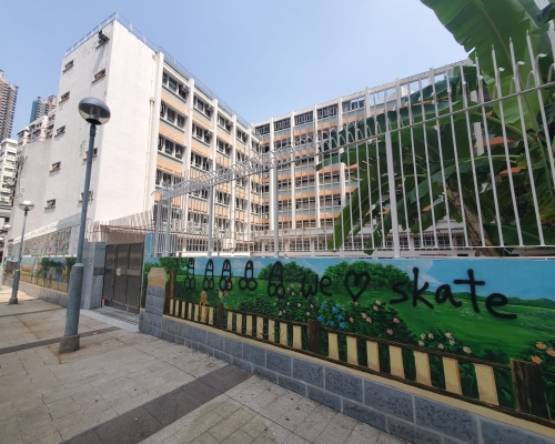 大角咀天主教小學外牆被人噴字塗鴉。 梁國峰攝