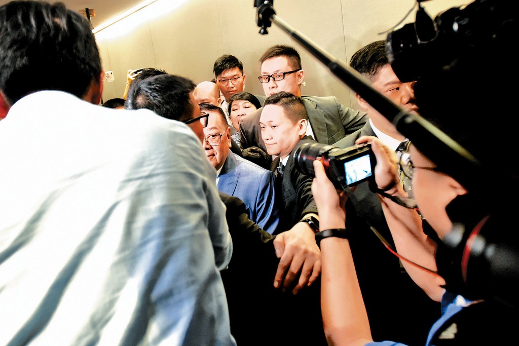 石禮謙嘗試主持會議期間與民主派發生衝突。