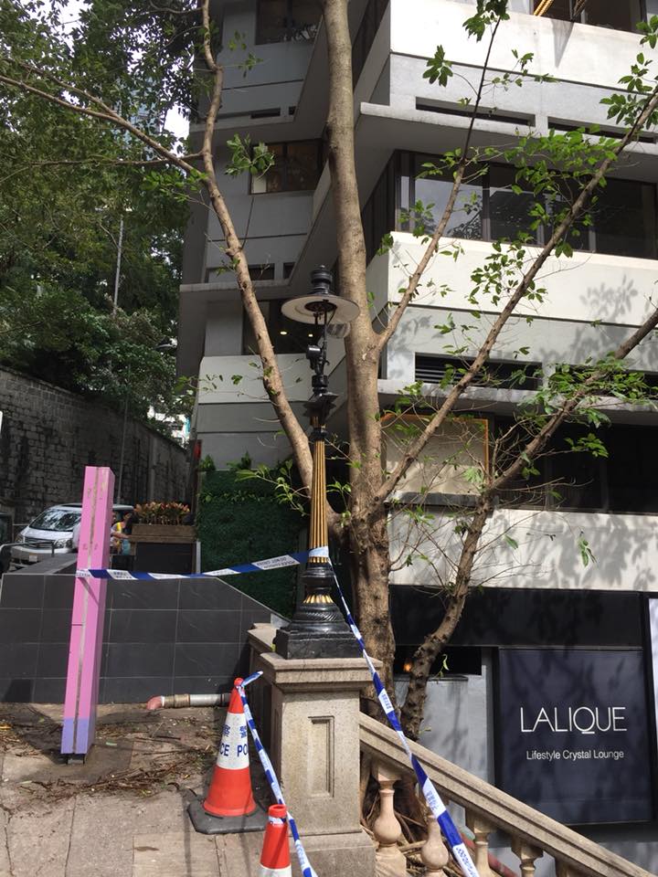 石階兩端的4盞煤氣路燈經歷颱風後,亦僅存1盞。fb群組中西區關注組