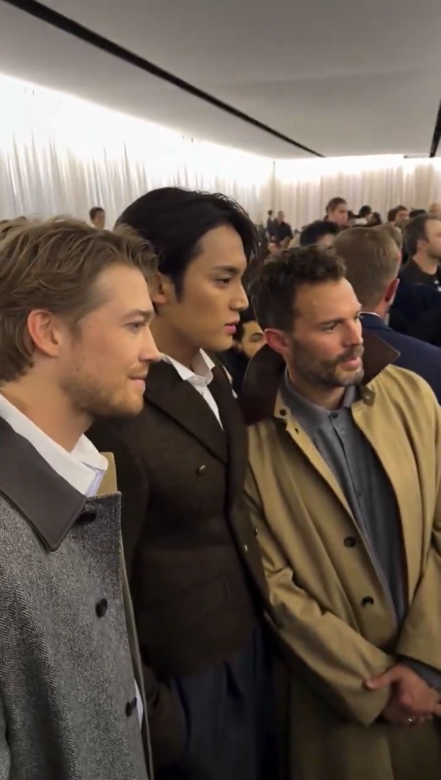(左起)Joe Alwyn、Mingyu及Jamie Dornan。 (左起)Joe Alwyn、Mingyu及Jamie Dornan。