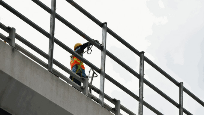 西九龙法院外行车天桥加装防护网。资料图片