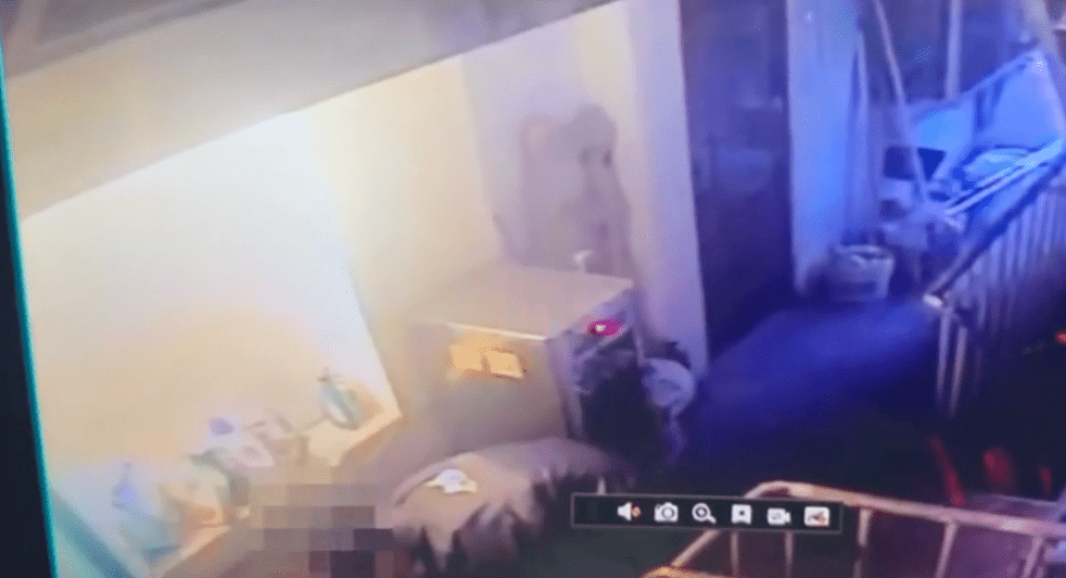 張文在住宅門口傾倒液體後引燃火源。新聞雲