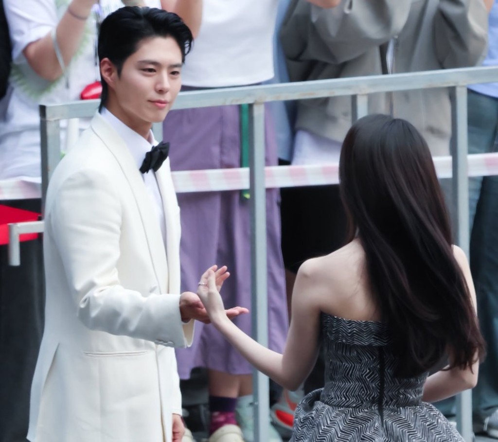 作為IU的好拍檔,朴寶劍全場對她照顧有加。(微博圖片) 作為IU的好拍檔,朴寶劍全場對她照顧有加。(微博圖片)