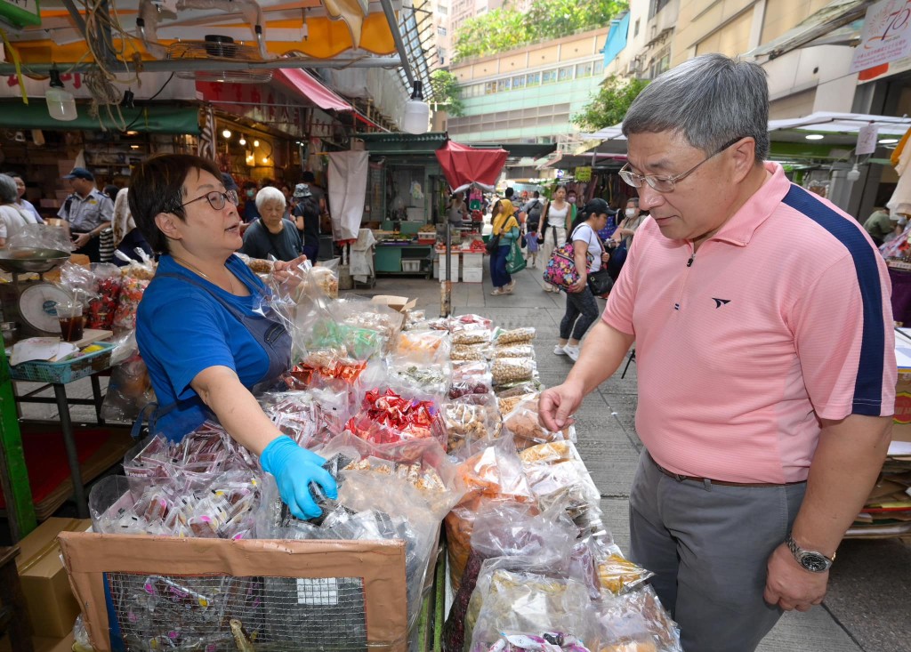 卓永兴到湾仔交加街露天市集，购买了内地土产品。卓永兴FB图片