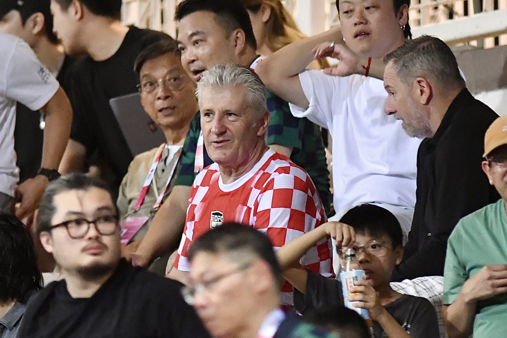 克罗地亚名宿苏加（Davor Šuker）早前获委任为东区名誉会长。东区今日迎来联赛首战，苏加除现身青衣运动场观战外，赛前更亲自走到草地与球员握手。杨骏尧摄