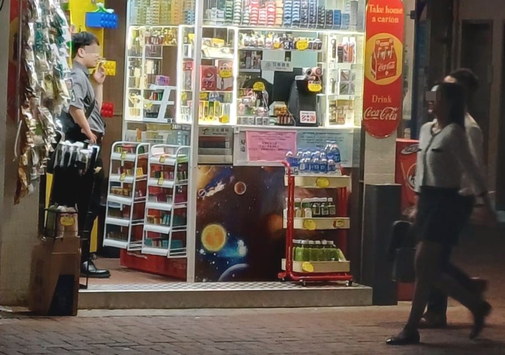 有男子在紅磡一間辦館內「試食」「白牌煙」。 陶法德攝