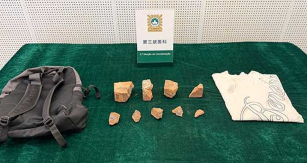 澳門司警展示所得證物,包括涉案磚頭及疑犯衣物。司警圖片 澳門司警展示所得證物,包括涉案磚頭及疑犯衣物。司警圖片