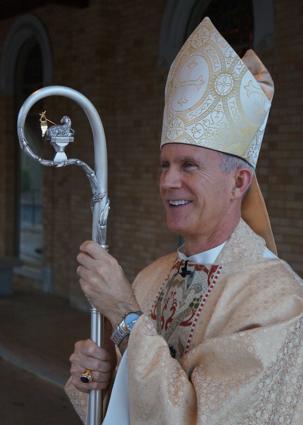 斯特里克兰自2012年起担任泰勒教区主教。 Wiki