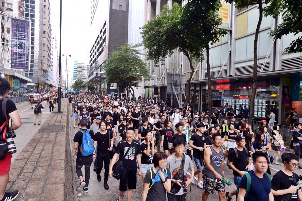 消費券和「開心香港」等措施，令旅客人數大增。