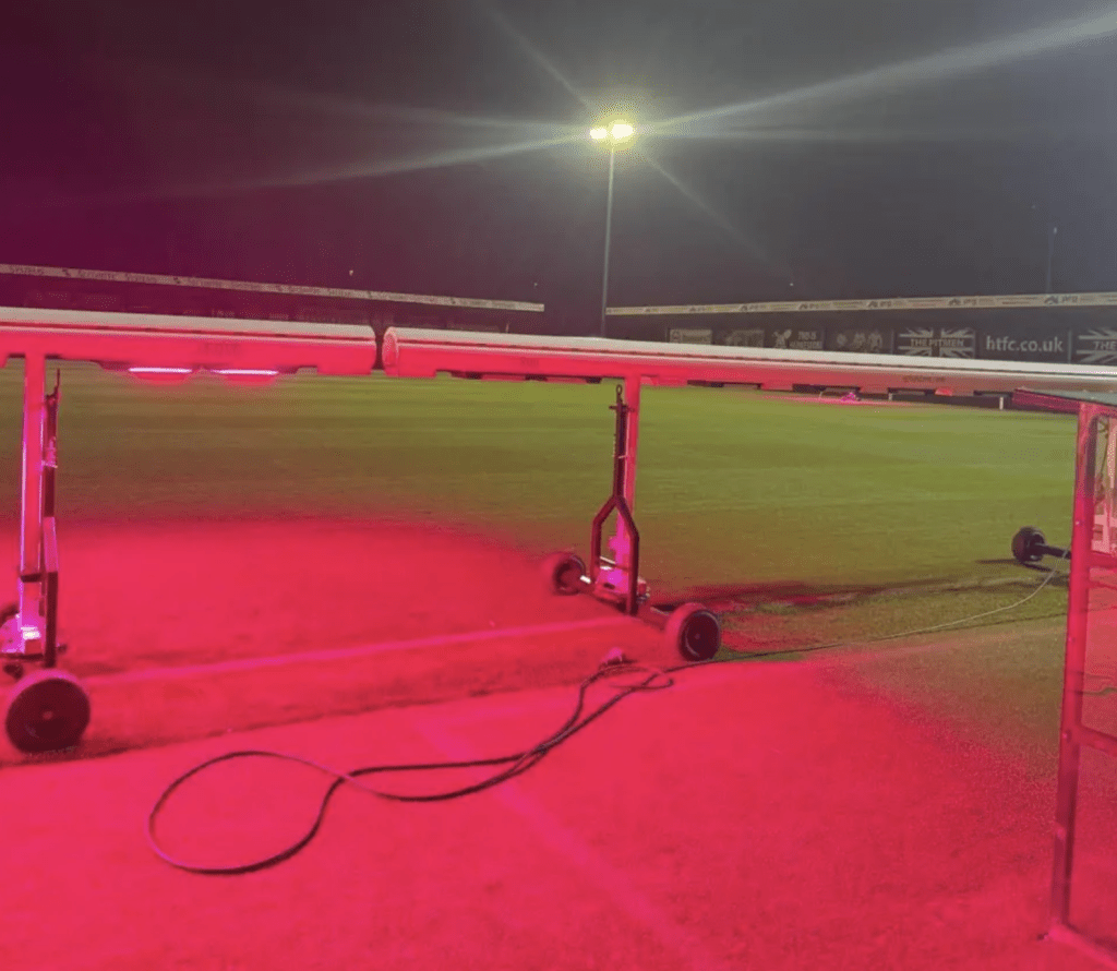 當地的海德內斯福德鎮足球會（Hednesford Town FC）亦在社交平台幽默發文，承認自家的草坪修復燈同樣貢獻了這場「偽極光」視覺盛宴。Hednesford Town FC