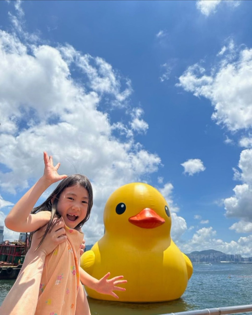 陈冠希早前在IG贴出囡囡打卡睇黄鸭的照片。