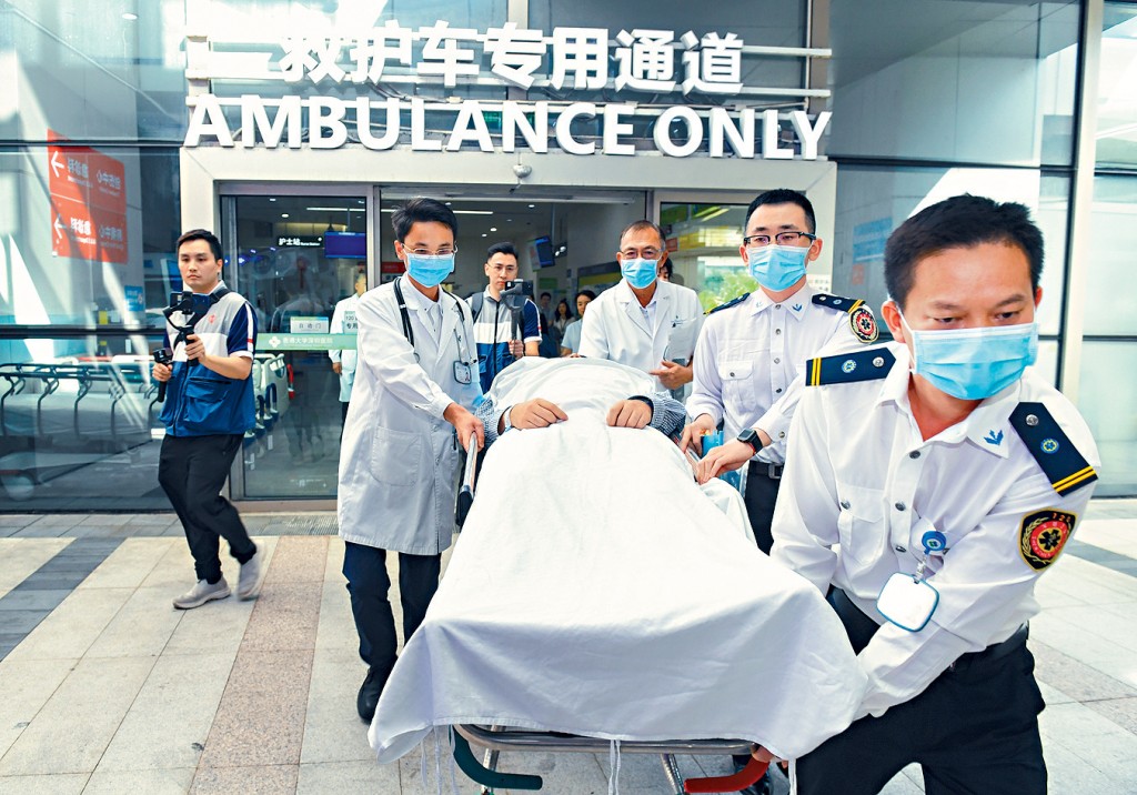 大灣區跨境直通救護車試行計劃進行第二次演練，模擬一名在港大深圳醫院的病人須轉運回港，送至屯門醫院。