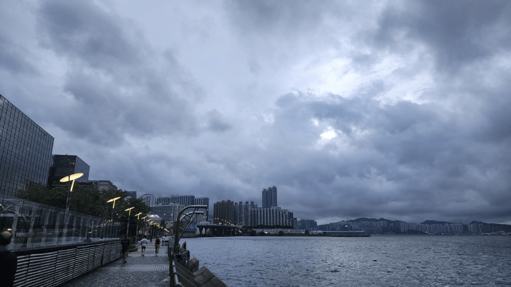 本港地區今日天氣大致多雲，間中有狂風驟雨及雷暴，雨勢有時較大。黎志偉攝