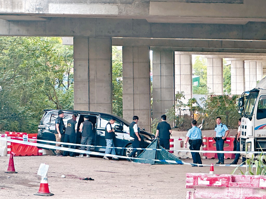 亦園路男子浴血伏屍橋底,附近7人車染有血跡,警方封鎖現場調查。