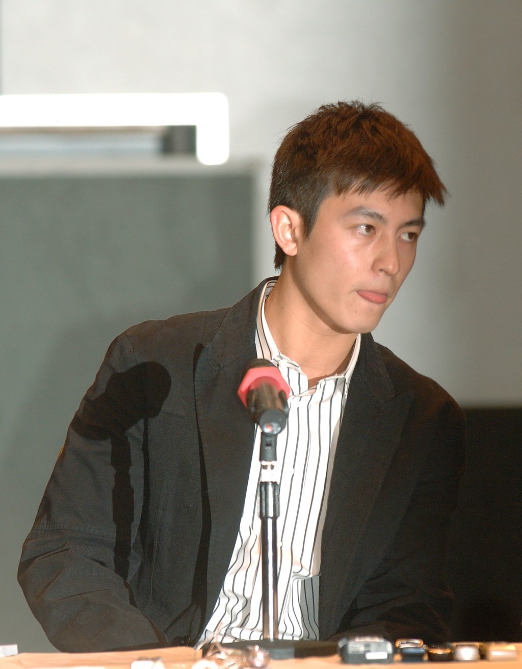 陈冠希2008年因艳照风波，而宣布无限期退出香港娱乐圈。