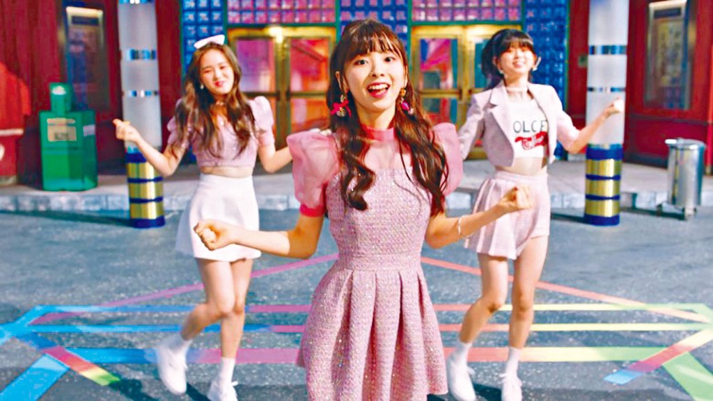 ■年僅16歲的MIIHI（中）因持續的身體不適而要停工。