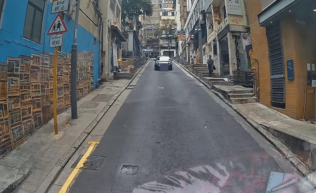 一輛私家車逆線而下。fb：車cam L（香港群組）