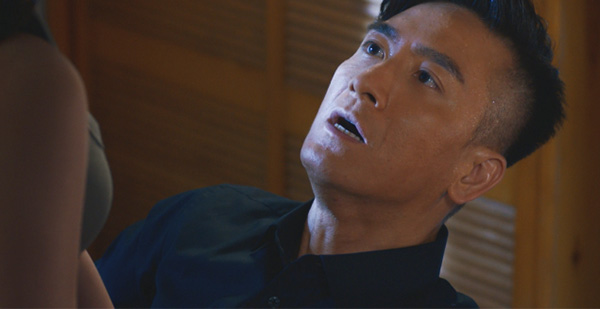 近日马国明在新剧《隐形战队》面世，当中被低胸的刘佩玥坐大髀一幕最吸睛 。