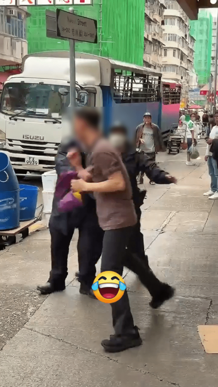 雙方糾纏20多秒後,涉案男子突然用力,將男職員推倒在地。 雙方糾纏20多秒後,涉案男子突然用力,將男職員推倒在地。